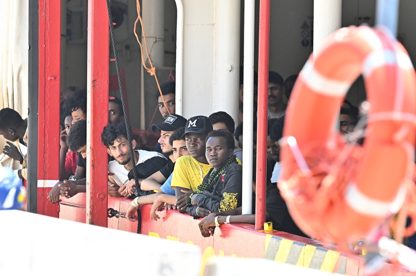 Arrivata a Genova la Sea Eye 4 con 174 migranti salvati in mare