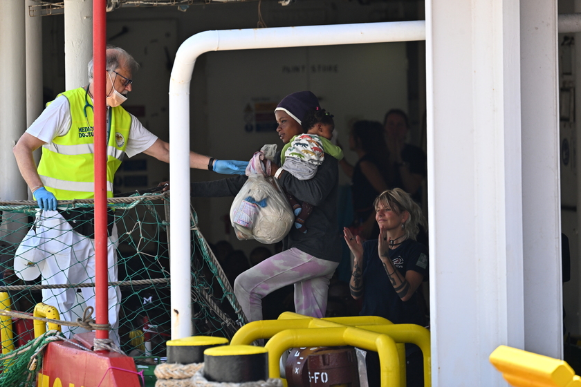 Arrivata a Genova la Sea Eye 4 con 174 migranti salvati in mare