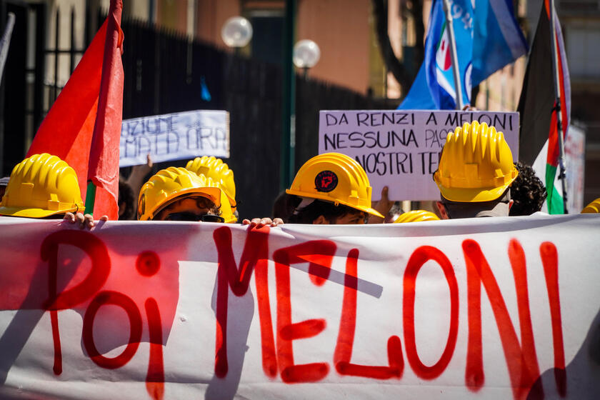 Corteo di protesta a Bagnoli per visita della premier Giorgia Meloni