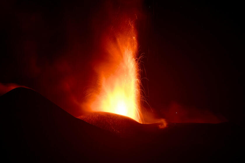 Etna, continua l'attività stromboliana alla voragine