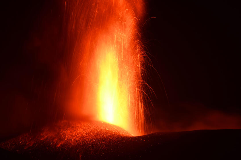 Etna, continua l'attività stromboliana alla voragine