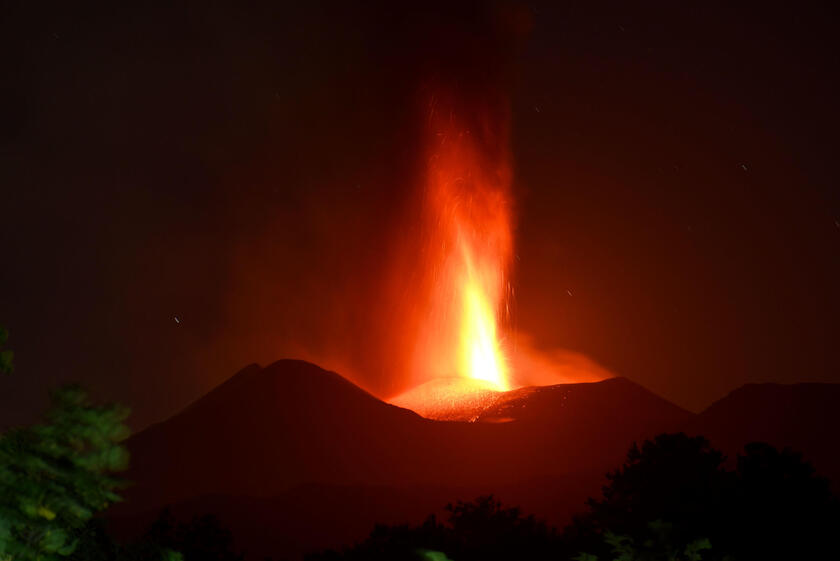 Etna, continua l'attività stromboliana alla voragine