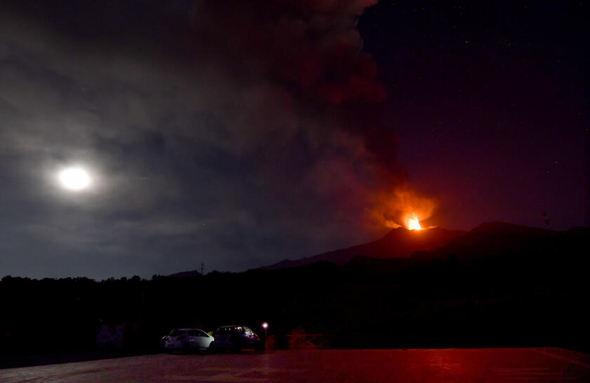 Etna, continua l'attività stromboliana alla voragine