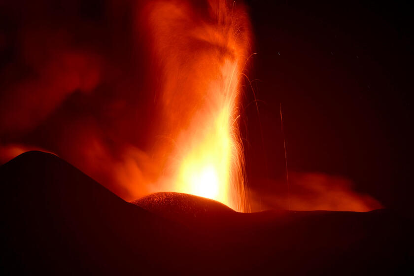 Etna, continua l'attività stromboliana alla voragine