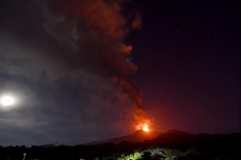 Etna, continua l'attività stromboliana alla voragine