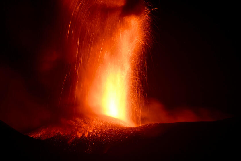 Etna, continua l'attività stromboliana alla voragine