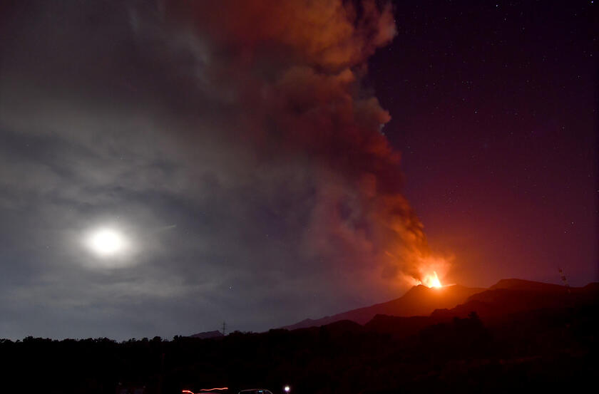 Etna, continua l'attività stromboliana alla voragine