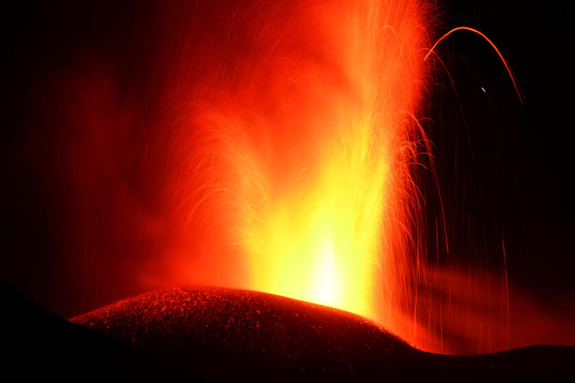 Etna, continua l'attività stromboliana alla voragine