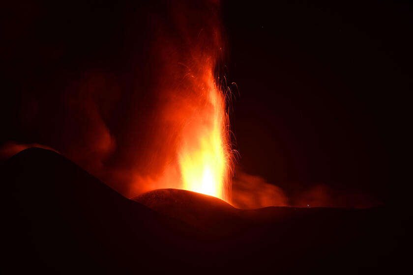 Etna, continua l'attività stromboliana alla voragine