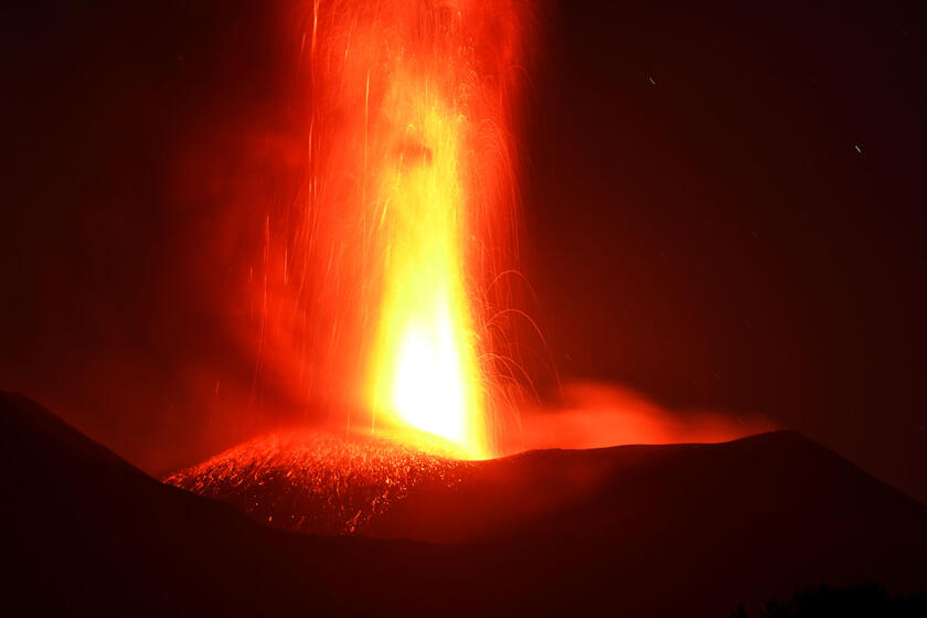 Etna, continua l'attività stromboliana alla voragine