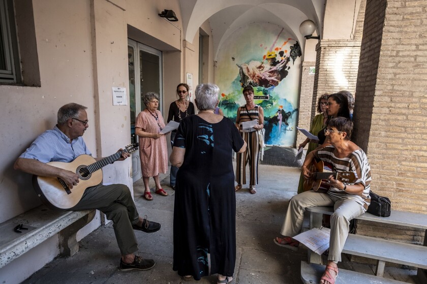 Le voci oltre le mura delle Donne in cammino