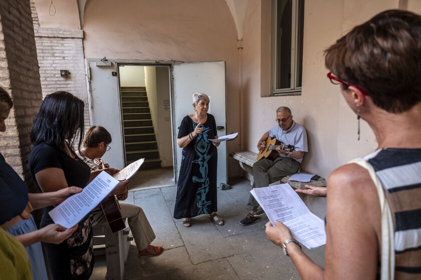 Le voci oltre le mura delle Donne in cammino