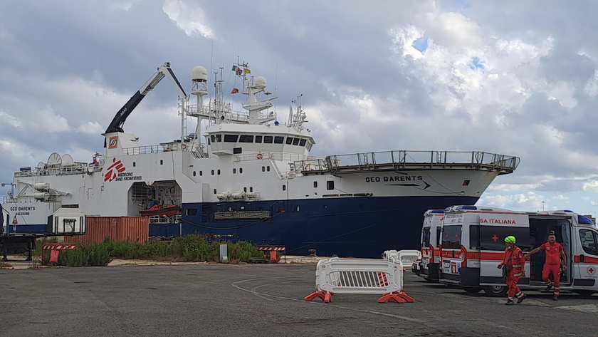 Geo Barents ship arrives in Ancona with 34 rescued migrants onboard