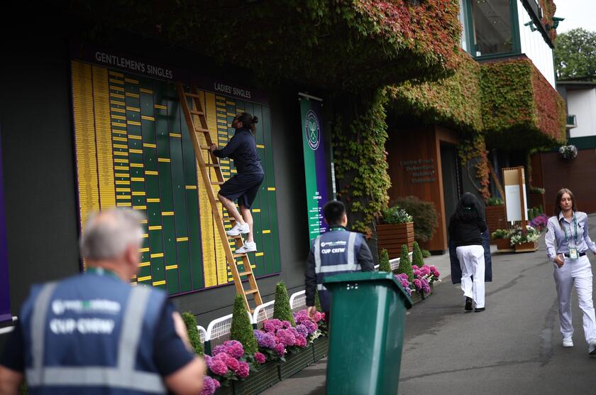 Tennis: tutti pazzi per Wimbledon, lunghe code all'ingresso