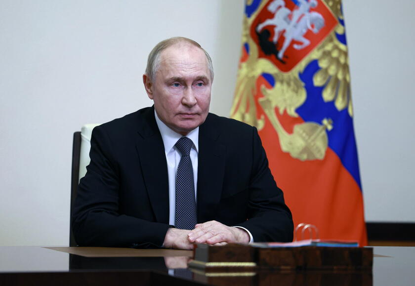 Russian President Vladimir Putin congratulates officers of investigation agencies
