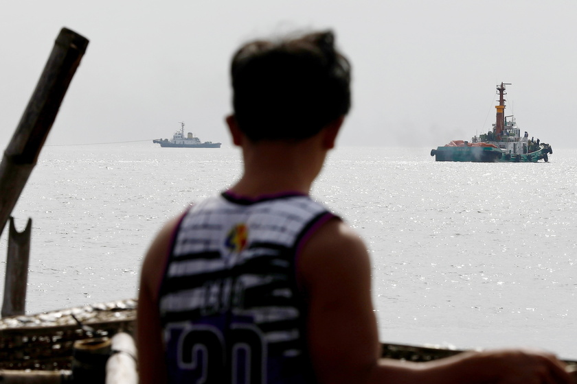 Fishing ban in Limay town amidst traces of oil slick seen in Manila Bay