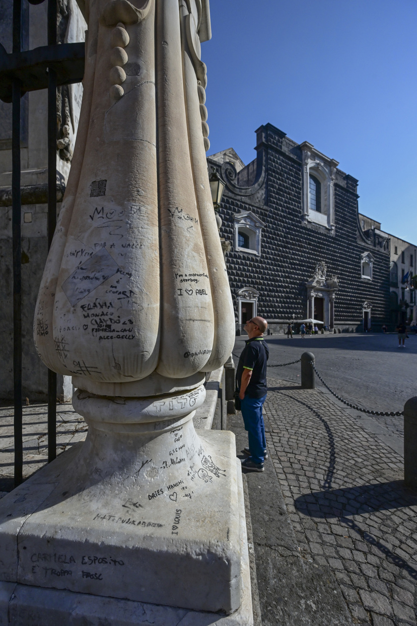 Volontari restaurano guglia a Napoli e vandali ci giocano a tris