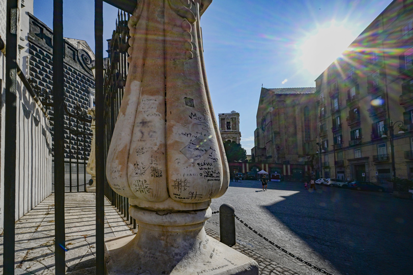 Volontari restaurano guglia a Napoli e vandali ci giocano a tris