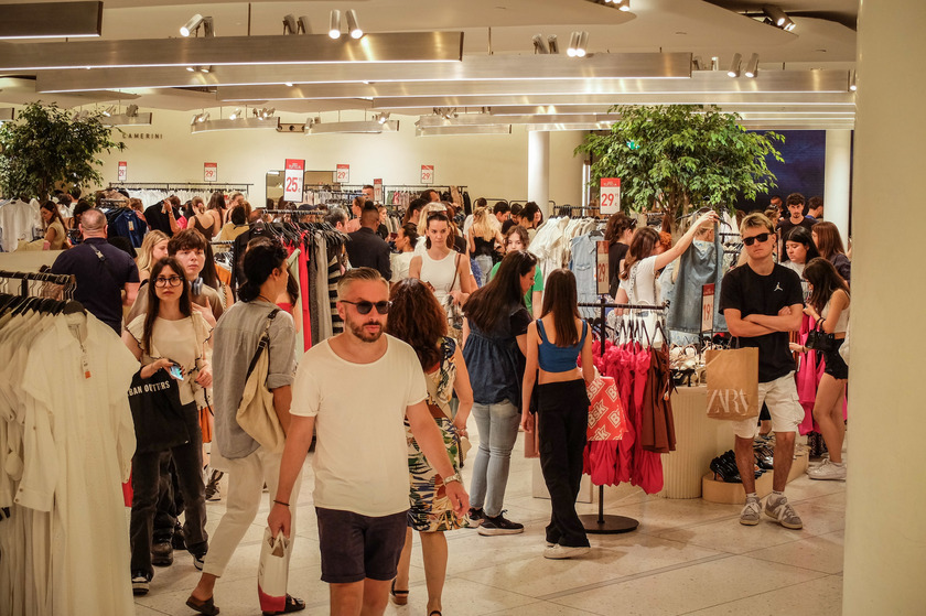 Al via i saldi estivi, 9 milioni fanno shopping nel weekend