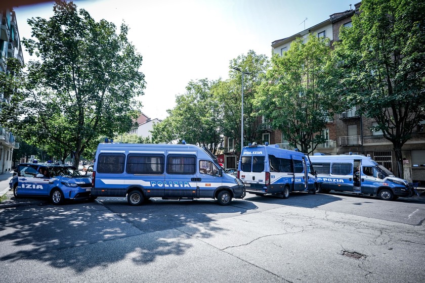 Torino, digos sgombera il centro sociale anarchico ex Lavatoio