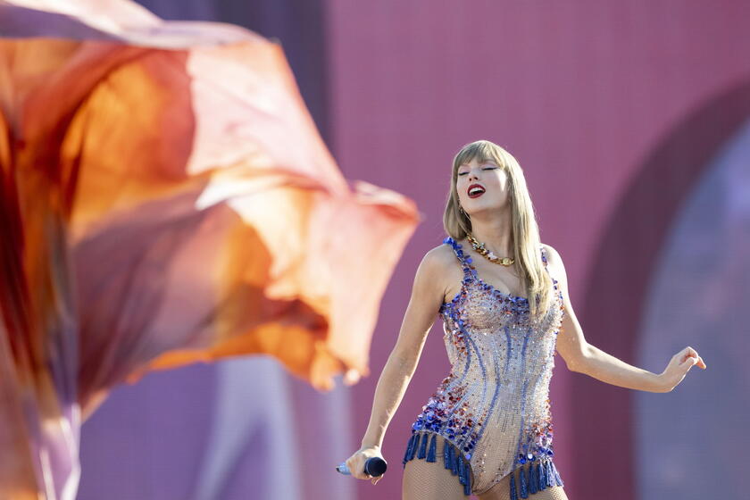 Taylor Swift fans wait for start of concert in Zurich