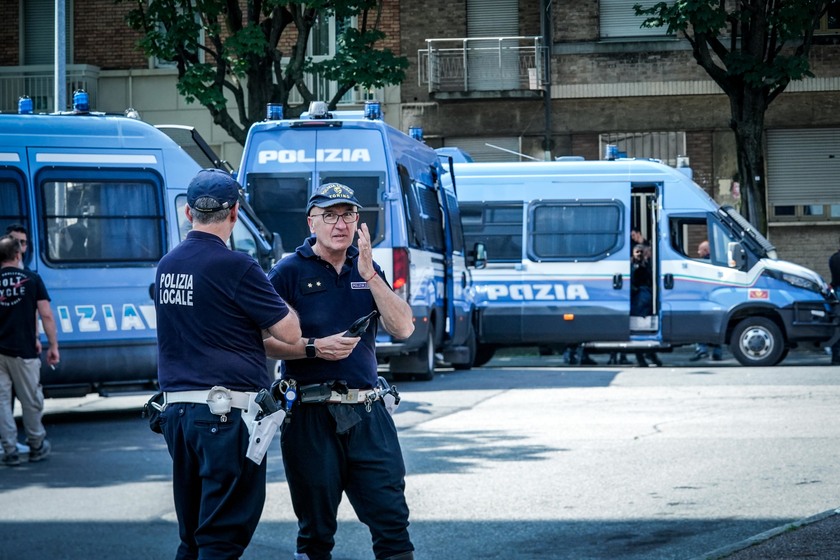 Torino, digos sgombera il centro sociale anarchico ex Lavatoio