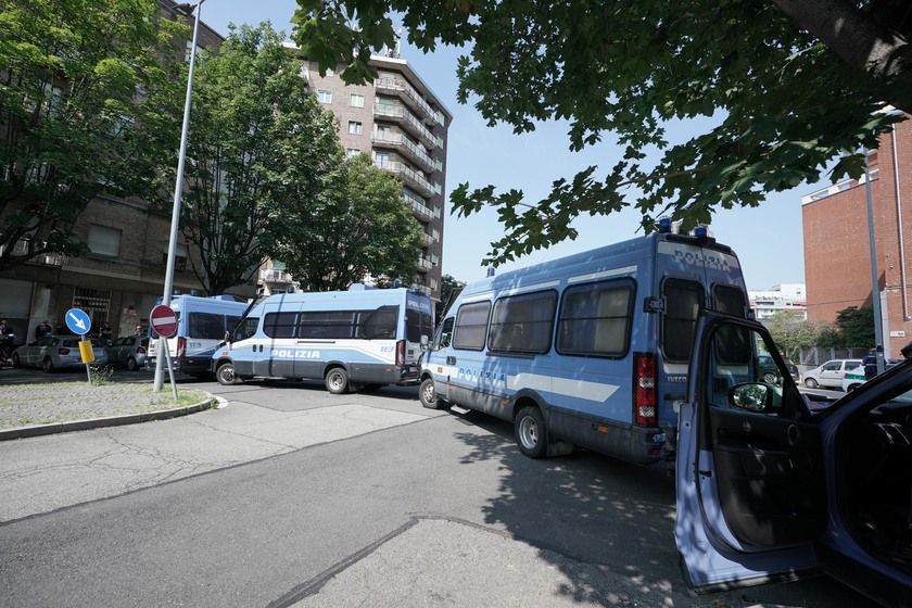 Torino, digos sgombera il centro sociale anarchico ex Lavatoio