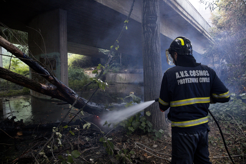 ++ Incendio Roma: i residenti, paura per fiamme ed esplosioni ++