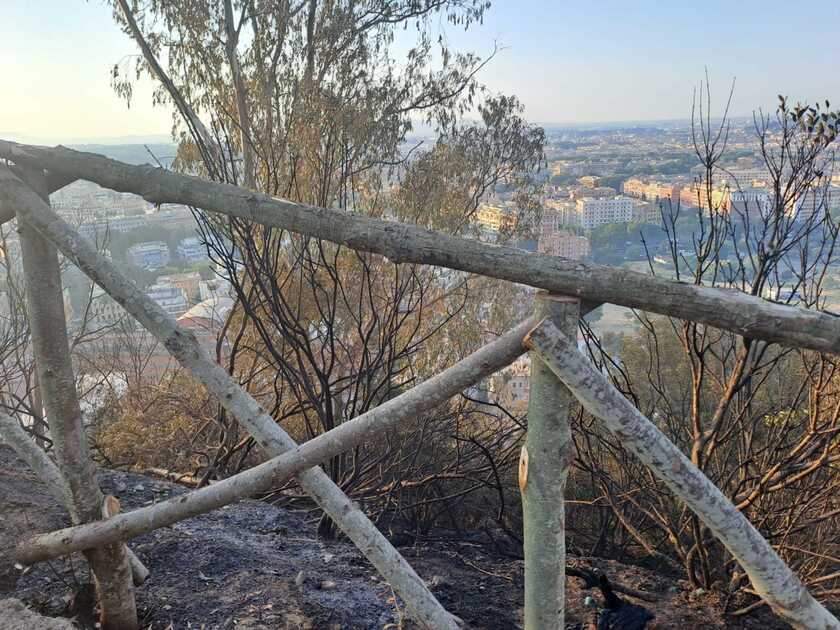 Incendio Roma: avanti con operazioni di bonifica e spegnimento