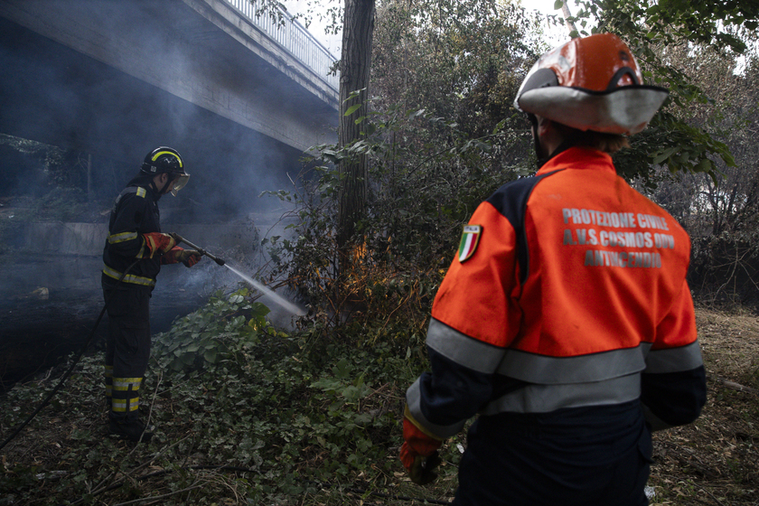 ++ Incendio Roma: i residenti, paura per fiamme ed esplosioni ++