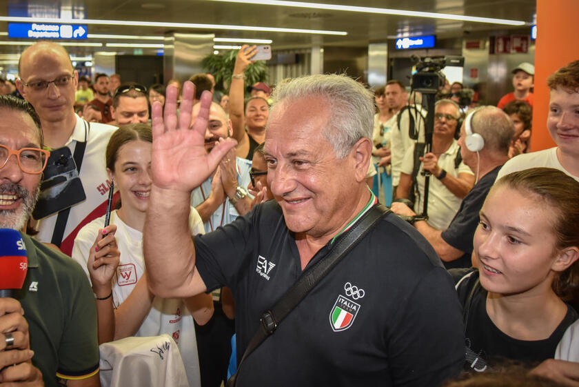 Parigi: in Italia le ragazze del volley, entusiasmo a Linate