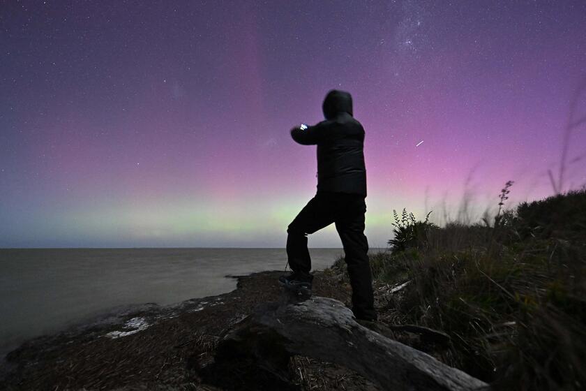 L'aurora australe brilla sul lago Ellesmere in Nuova Zelanda