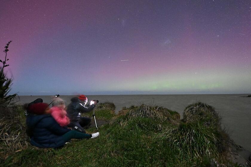 L'aurora australe brilla sul lago Ellesmere in Nuova Zelanda