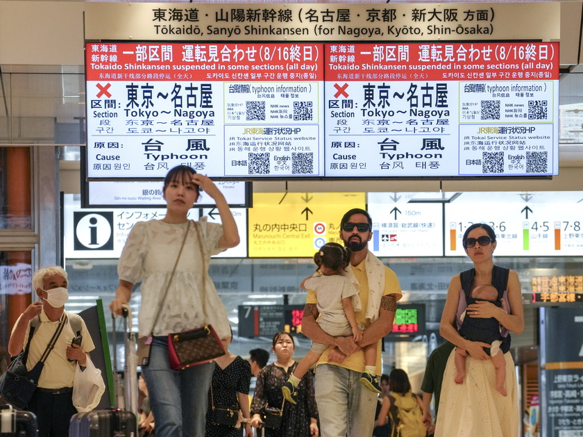 Typhoon Ampil approaches Japan, service stopped on Tokaido Shinkansen bullet train