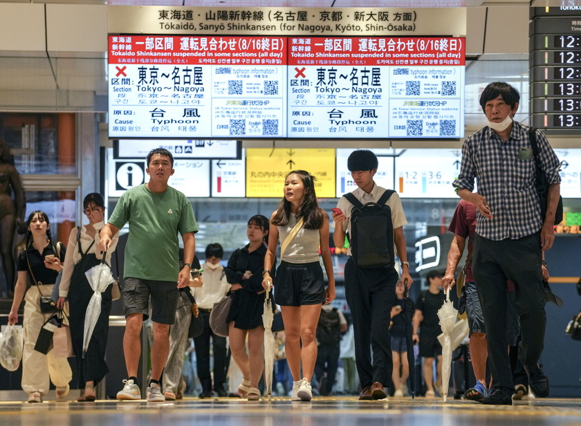 Typhoon Ampil approaches Japan, service stopped on Tokaido Shinkansen bullet train