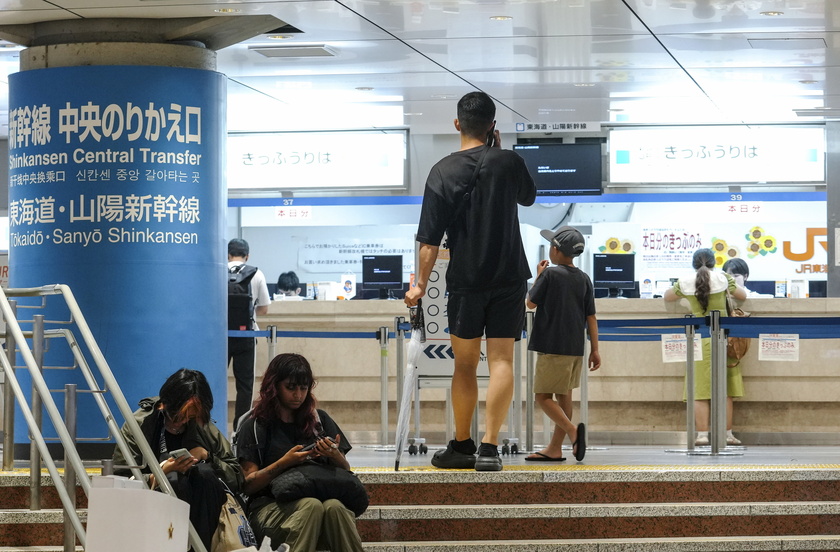 Typhoon Ampil approaches Japan, service stopped on Tokaido Shinkansen bullet train