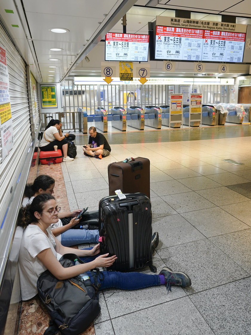 Typhoon Ampil approaches Japan, service stopped on Tokaido Shinkansen bullet train