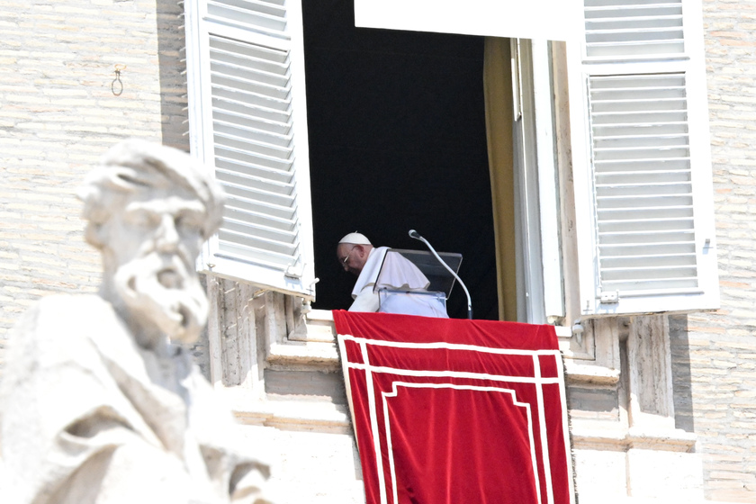 Il Papa,strade di pace si aprano con dialogo e negoziato