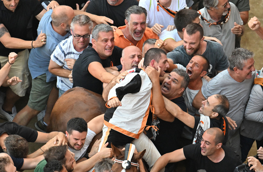 Palio di Siena, vince la contrada della Lupa