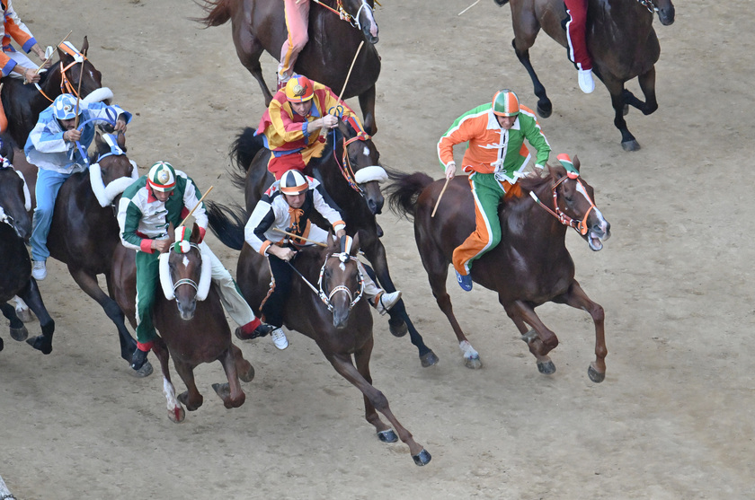 Palio di Siena, vince la contrada della Lupa