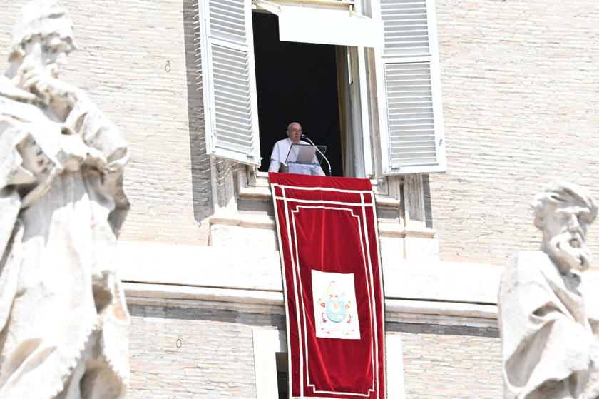 Il Papa,strade di pace si aprano con dialogo e negoziato