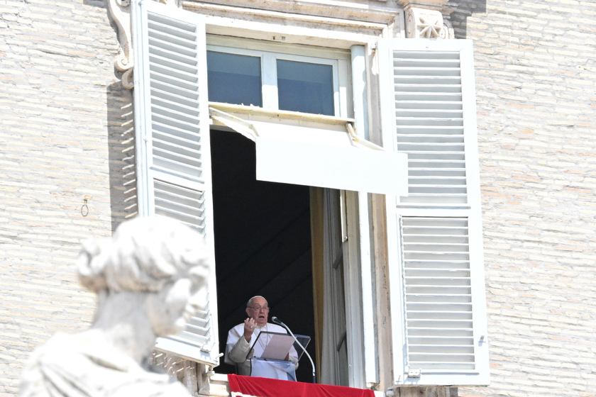 Il Papa,strade di pace si aprano con dialogo e negoziato