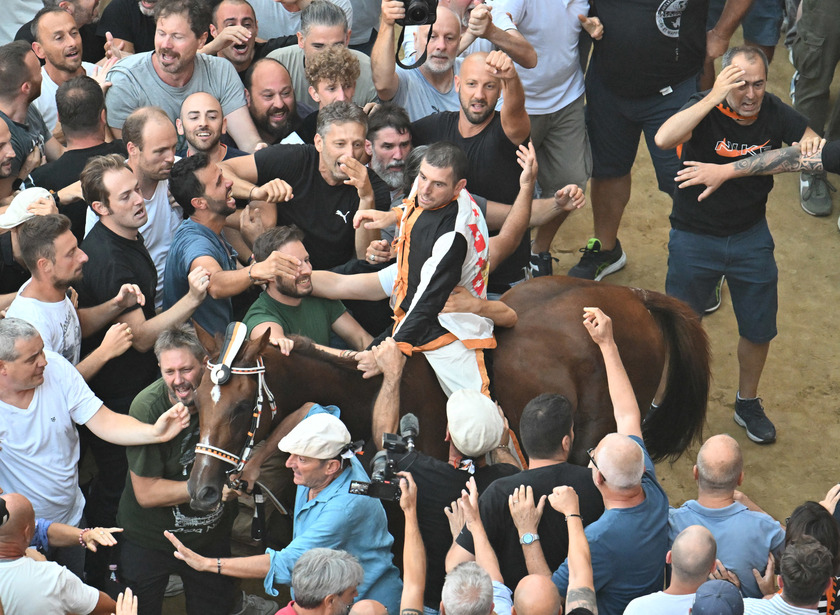 Palio di Siena, vince la contrada della Lupa