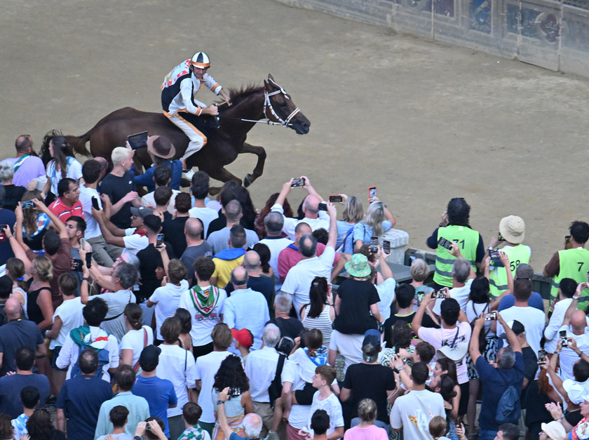 Palio di Siena, vince la contrada della Lupa