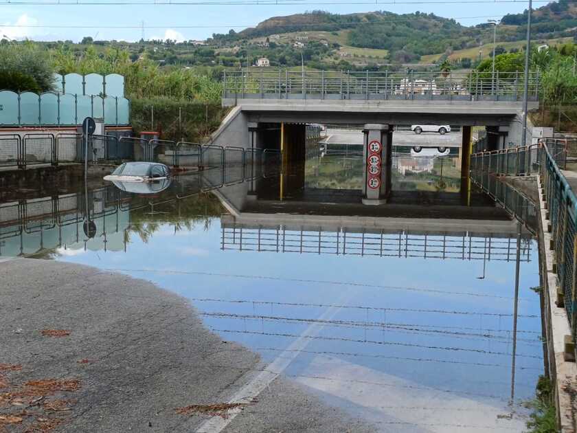 Maltempo, allagamenti e sottopassi chiusi a San Benedetto