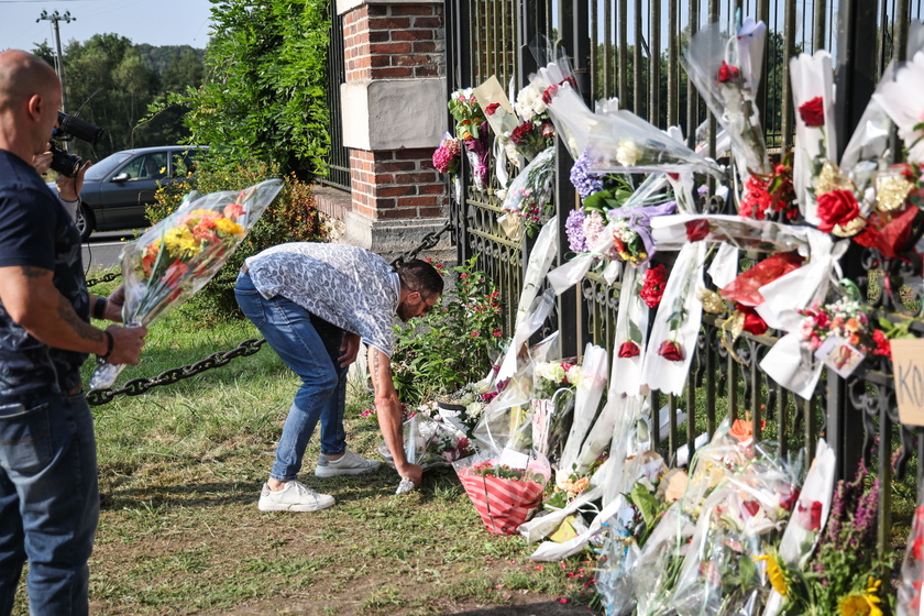 People pay tribute to late film icon Alain Delon in France