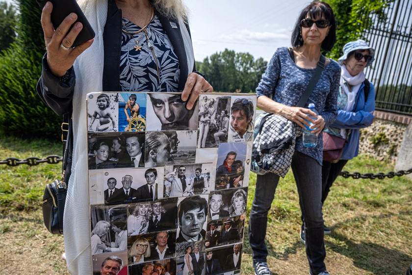 People pay tribute to late film icon Alain Delon in France