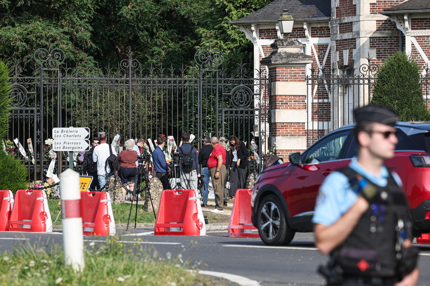 People pay tribute to late film icon Alain Delon in France