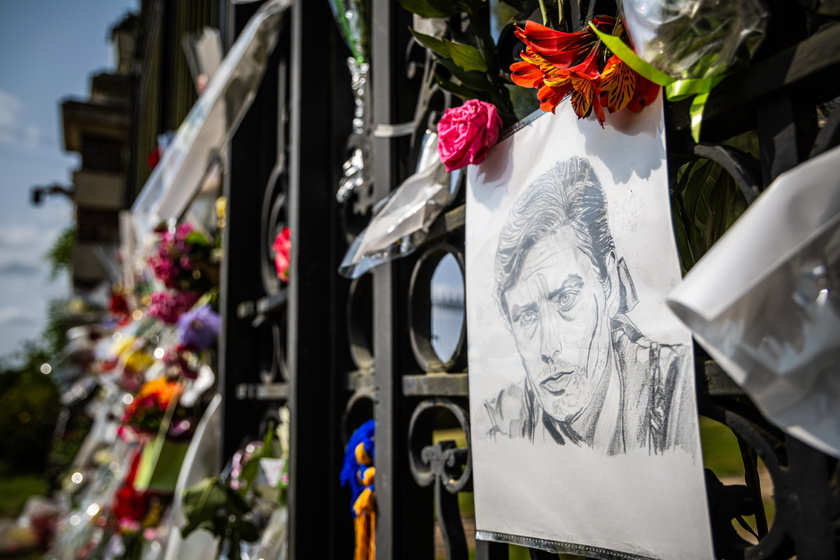 People pay tribute to late film icon Alain Delon in France