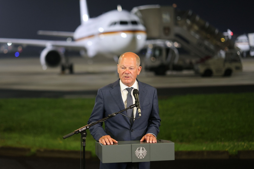 Aircraft carrying exchanged German prisoner arrives in Bonn